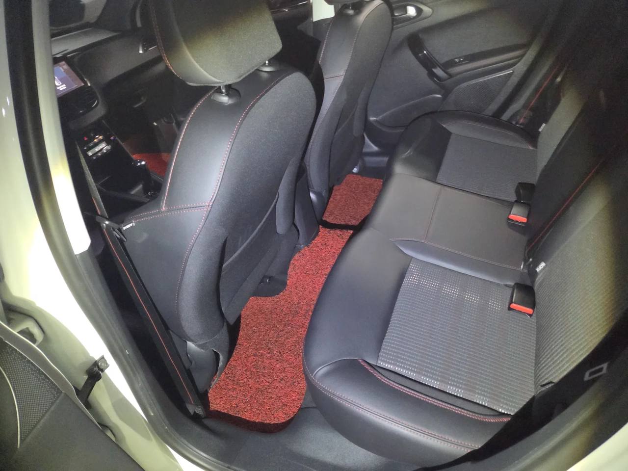 Peugeout 208 1.6 BlueHDi GT Line 8